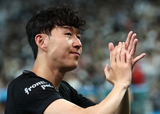 지난 3일 오후 서울 마포구 서울월드컵경기장에서 열린 쿠팡플레이 시리즈 토트넘 홋스퍼와 뉴캐슬 유나이티드의 경기에서 사실상 토트넘 마지막 경기를 치른 손흥민이 팬들을 향해 인사하고 있다. /사진=뉴스1