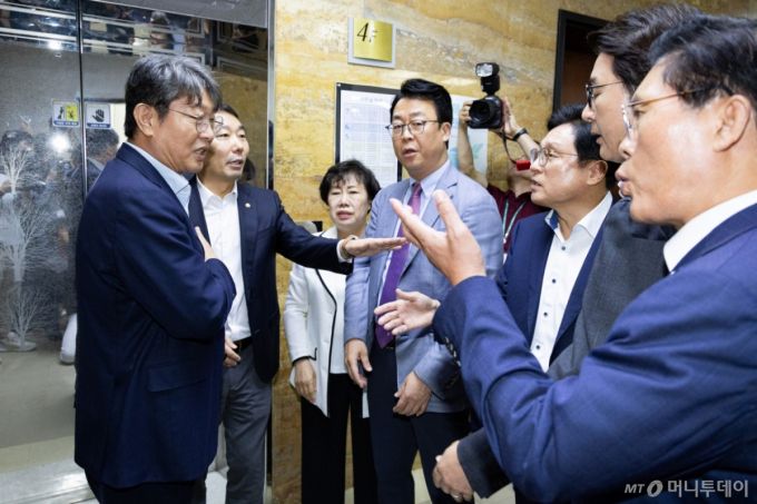 (서울=뉴스1) 유승관 기자 = 1일 서울 여의도 국회에서 열린 제427회 국회(임시회) 법제사법위원회 제5차 전체회의 종료 후 국민의힘 의원들이 이춘석 법사위원장에게 의사진행에 대해 항의하고 있다. 2025.8.1/뉴스1  Copyright (C) 뉴스1. All rights reserved. 무단 전재 및 재배포,  AI학습 이용 금지. /사진=(서울=뉴스1) 유승관 기자