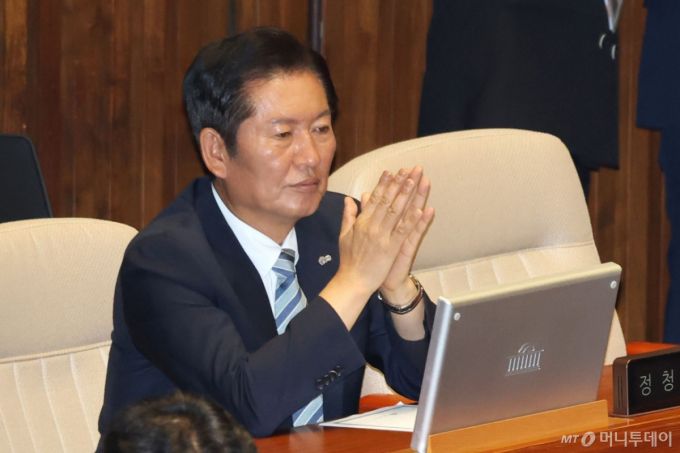 (서울=뉴스1) 이광호 기자 = 정청래 더불어민주당 대표가 4일 오후 서울 여의도 국회에서 열린 본회의에 참석해 있다.  2025.8.4/뉴스1  Copyright (C) 뉴스1. All rights reserved. 무단 전재 및 재배포,  AI학습 이용 금지. /사진=(서울=뉴스1) 이광호 기자