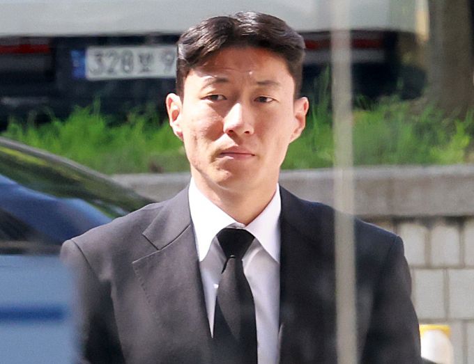 축구선수 황의조가 지난달 24일 오후 서울 서초구 서울중앙지방법원에서 열린 불법촬영 등 혐의 항소심 2차 공판에 출석하고 있다./사진=뉴시스