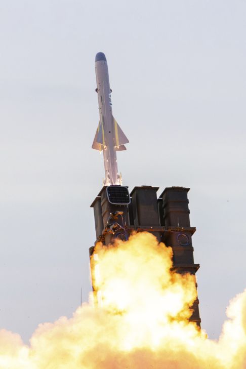 지난달 22일(현지 시간) 호주 저비스만 인근 비크로프트 사격장에서 일본 육상자위대 제2포병여단이 '2025 탈리스만 세이버' 훈련에 참여해 12식 지대함 미사일을 발사하고 있다. '탈리스만 세이버' 훈련은 미국 인도·태평양사령부와 호주 합동군사령부가 공동으로 주관, 격년제로 개최하는 다국적 연합 훈련으로 오는 27일까지 열리며 한국을 비롯해 19개국 3만5000여 명이 참가했다./AP=뉴시스