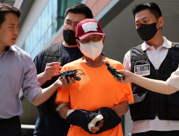 서울 구로구 가리봉동에서 동거하던 여성을 살해한 60대 김모씨가 구속 전 피의자심문(영장실질심사)에 출석하기 위해 2일 서울 금천경찰서를 나서고 있다. /사진=뉴시스.