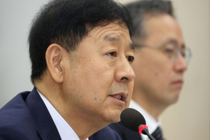 구윤철 부총리 겸 기획재정부 장관이 6일 오전 서울 여의도 국회에서 열린 기획재정위원회 전체회의에 출석해 한미 관세 협상과 관련한 의원 질의에 답하고 있다./사진제공=뉴스1