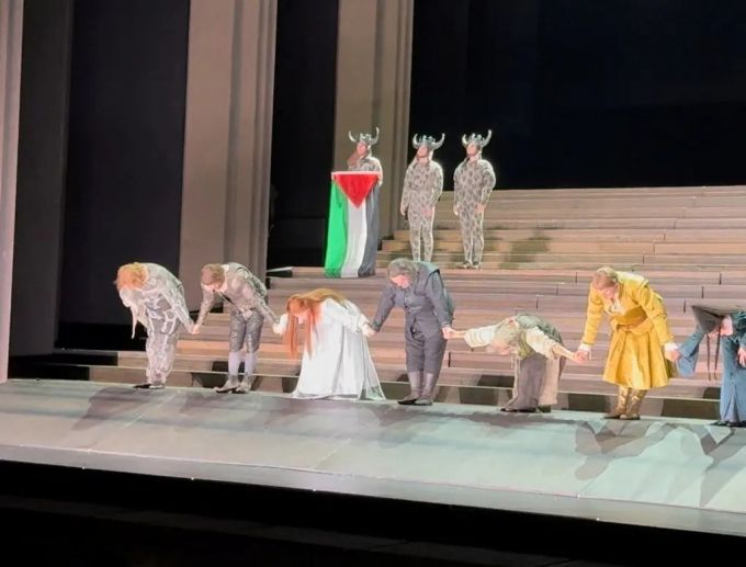 7월19일 영국 런던 '로열 발레 앤드 오페라'의 한 무용수가 베르디 오페라 '라 트라비아타' 공연 커튼콜 중 팔레스타인 국기를 들어올렸다. /로이터=뉴스1