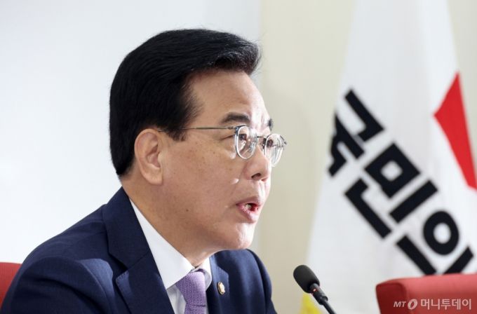 [서울=뉴시스] 김금보 기자 = 송언석 국민의힘 비상대책위원장 겸 원내대표가 6일 서울 여의도 국회에서 기자간담회를 열고 발언을 하고 있다. 2025.08.06. kgb@newsis.com /사진=김금보