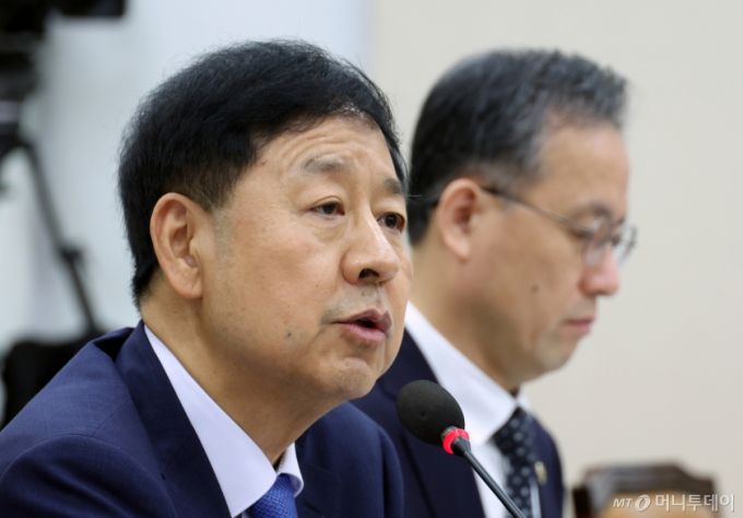 [서울=뉴시스] 고승민 기자 = 구윤철 경제부총리 겸 기획재정부 장관이 6일 서울 여의도 국회에서 열린 기획재정위원회 전체회의에서 의원 질의에 답하고 있다. 2025.08.06. kkssmm99@newsis.com /사진=고승민