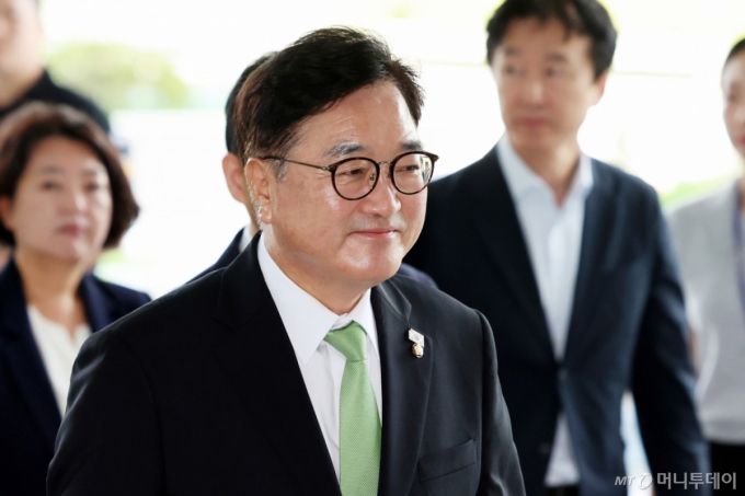 (서울=뉴스1) 황기선 기자 = 우원식 국회의장이 7일 오전 서울 서초구 서울고등검찰청에 마련된 내란특검(특별검사 조은석)으로 참고인 조사를 위해 출석하고 있다. 2025.8.7/뉴스1  Copyright (C) 뉴스1. All rights reserved. 무단 전재 및 재배포,  AI학습 이용 금지. /사진=(서울=뉴스1) 황기선 기자