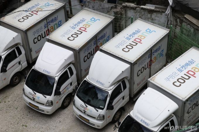 지난 6월 3일 제21대 대통령 선거일에 서울 중구 한 쿠팡 차고지에 배달 차량이 주차돼 있다.  쿠팡은 대선 당일 배송기사의 투표권 보장을 위해 주간 로켓배송(오전 7시∼오후 8시)을 중단한다. 쿠팡의 로켓배송이 중단되는 것은 2014년 서비스 시행 이후 처음이다. /사진제공=뉴시스