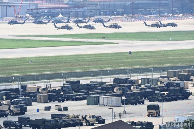 지난달 29일 경기 평택시 캠프 험프리스에 군용차량이 주차되어 있다.   정동영 통일부 장관이 내달 실시 예정인 한미연합연습 '을지 자유의 방패'(UFS·을지프리덤실드) 조정을 대통령께 건의하겠다'고 한 발언과 관련해 29일 국방부는 현재까지 한미연합훈련 계획 변동은 없다는 입장을 분명히 했다. / 사진=뉴시스