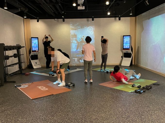 마이베네핏 버추얼메이트를 활용해 맞춤형 운동을 즐기는 모습/사진=마이베네핏