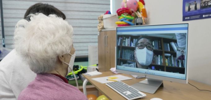 비대면 진료 업체 '솔닥'의 진료 플랫폼을 통해 시니어 환자가 비대면으로 진료를 받고 있는 모습. /사진=솔닥