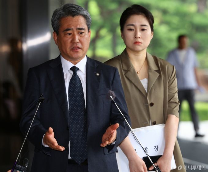 [서울=뉴시스] 박주성 기자 = 윤석열 전 대통령 법률대리인단인 송진호(왼쪽), 김계리 변호사가  26일 오후 서울 서초구 서울중앙지방검찰청 앞에서 윤석열 전 대통령 비화폰 통화기록 불법 발출-경찰 수사의 직권남용 혐의 관련 고발 및 증거보전신청에 관한 기자회견을 하고 있다. 2025.06.26. park7691@newsis.com /사진=