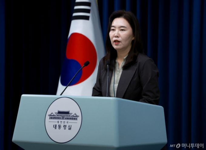 [서울=뉴시스] 고범준 기자 = 강유정 대변인이 9일 서울 용산 대통령실 청사에서 산재 관련 대통령 지시 사항 브리핑을 하고 있다. (대통령실통신사진기자단) 2025.08.09. bjko@newsis.com /사진=