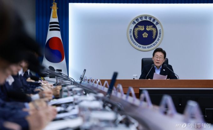 [서울=뉴시스] 고범준 기자 = 이재명 대통령이 31일 서울 용산 대통령실 청사에서 열린 제6차 수석보좌관회의에서 발언하고 있다. 2025.07.31. bjko@newsis.com /사진=고범준