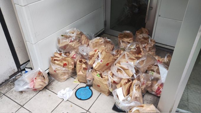 일본 한 건물 입구에 버려진 햄버거가 가득 쌓여 있다. /사진=SNS 갈무리