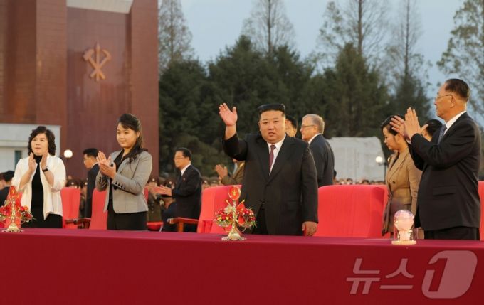 지난해 10월 11일 조선노동당 창건 79주년 경축공연이 진행된 당 중앙간부학교에서 김정은 당 총비서와 그의 딸 주애가 참석한 모습. /사진=뉴스1
