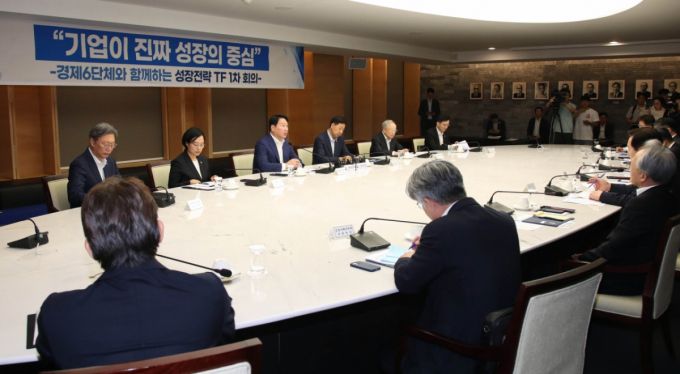 기획재정부와 경제단체는 5일 세종대로 대한상의회관에서 '성장전략TF 1차회의'를 개최했다. 최태원 대한상의 회장이 인사말을 하고 있다. /사진제공=대한상공회의소