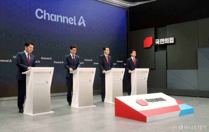 (서울=뉴스1) 국회사진기자단 = 안철수(왼쪽부터), 조경태, 장동혁, 김문수 국민의힘 당대표 후보가 10일 오후 서울 종로구 채널A스튜디오에서 8·22 전당대회를 앞두고 당권주자 간 첫 방송토론회 준비를 하고 있다. 2025.8.10/뉴스1  Copyright (C) 뉴스1. All rights reserved. 무단 전재 및 재배포,  AI학습 이용 금지. /사진=(서울=뉴스1) 국회사진기자단