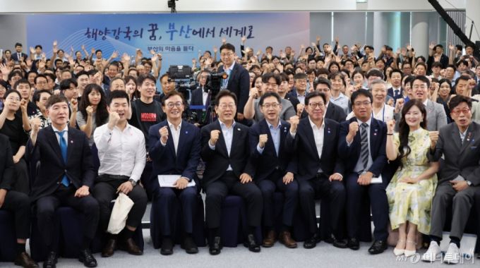 [부산=뉴시스] 최동준 기자 = 이재명 대통령이 25일 부산 부경대에서 열린 타운홀미팅 '부산의 마음을 듣다' 지역 주민 간담회에서 참석자들과 기념촬영을 하고 있다. (대통령실통신사진기자단) 2025.07.25. photocdj@newsis.com /사진=최동준