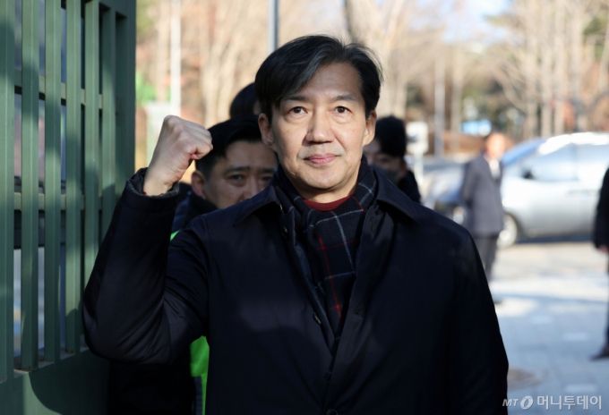 [의왕=뉴시스] 홍효식 기자 = 자녀 입시비리 혐의 등으로 징역형이 확정돼 수감되는 조국 전 조국혁신당 대표가 16일 오전 경기도 의왕시 서울구치소로 출석하며 지지자들을 향해 주먹을 쥐고 있다. 2024.12.16. yesphoto@newsis.com /사진=홍효식