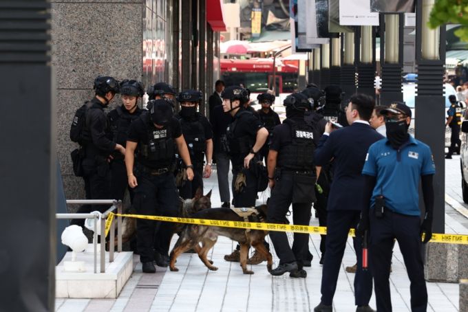 5일 오후 서울 중구 신세계백화점 본점에서 한 인터넷 커뮤니티에 해당 백화점 내부에 폭발물을 설치했다는 협박글이 올라와 경찰특공대 등이 현장에 출동해 조사 중에 있다. /사진=뉴스1.