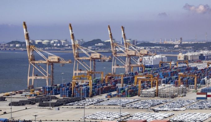 미국의 ‘트럼프표 상호관세’가 발효된 7일 경기 평택항 부두 야적장에 수출용 컨테이너와 차량들이 쌓여 있다./사진=뉴시스