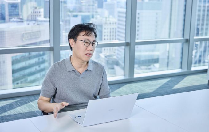 조동연 SKT Innovative Model 담당이 7일 서울 중구 페럼타워에서 정부의 '독자 AI 파운데이션 모델' 사업에서 SKT 컨소시엄의 전략과 목표를 설명하고 있다./사진제공=SKT