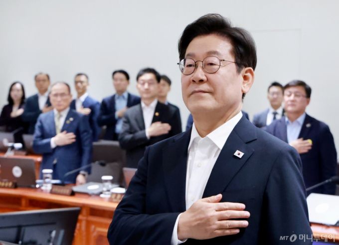 [서울=뉴시스] 최동준 기자 = 이재명 대통령이 11일 서울 용산 대통령실 청사에서 열린 임시 국무회의에서 국민의례를 하고 있다. (대통령실통신사진기자단) 2025.08.11. photocdj@newsis.com /사진=최동준