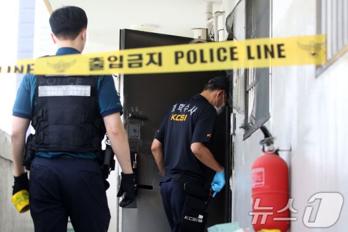 지난 10일 새벽 3시35분쯤 대구 동구 신천동 17층짜리 아파트 11층에서 방화로 추정되는 화재가 발생해 일가족 3명이 숨졌다. 사진은 경찰이 아파트를 통제하고 현장감식을 벌이는 모습./사진=뉴스1