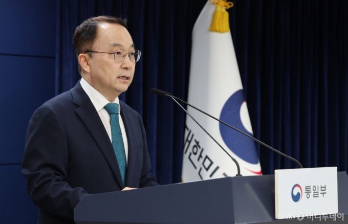 (서울=뉴스1) 임세영 기자 = 구병삼 통일부 대변인이 11일 서울 종로구 정부서울청사 브리핑실에서 정례브리핑을 하고 있다. 2025.8.11/뉴스1  Copyright (C) 뉴스1. All rights reserved. 무단 전재 및 재배포,  AI학습 이용 금지. /사진=(서울=뉴스1) 임세영 기자