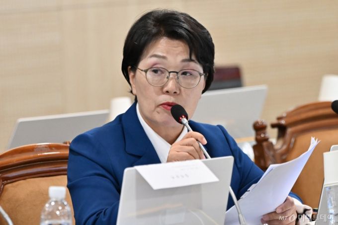 [나주=뉴시스] 이영주 기자 =  권향엽 더불어민주당 의원이 14일 오후 전남 나주시 한국전력공사 본사에서 열린 산업통산자원중소벤처기업위원회 국정감사에서 정동희 한국전력거래소 이사장에게 질의하고 있다. 2024.10.14.leeyj2578@newsis.com /사진=