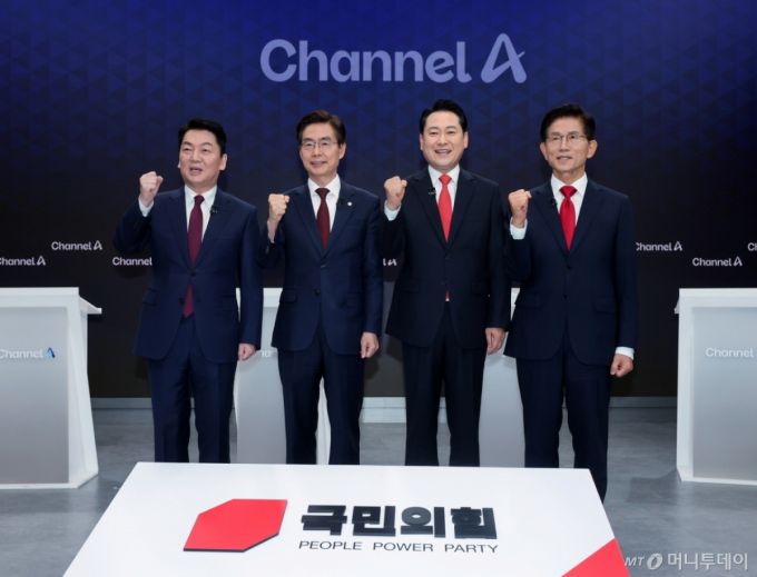 [서울=뉴시스] 국회사진기자단 = 안철수(왼쪽부터), 조경태, 장동혁, 김문수 국민의힘 당대표 후보가 10일 오후 서울 종로구 광화문 채널A스튜디오에서 '국민의힘 8·22 전당대회' 첫 방송토론회를 시작하기 전에 기념촬영을 하고 있다. 2025.08.10. photo@newsis.com /사진=