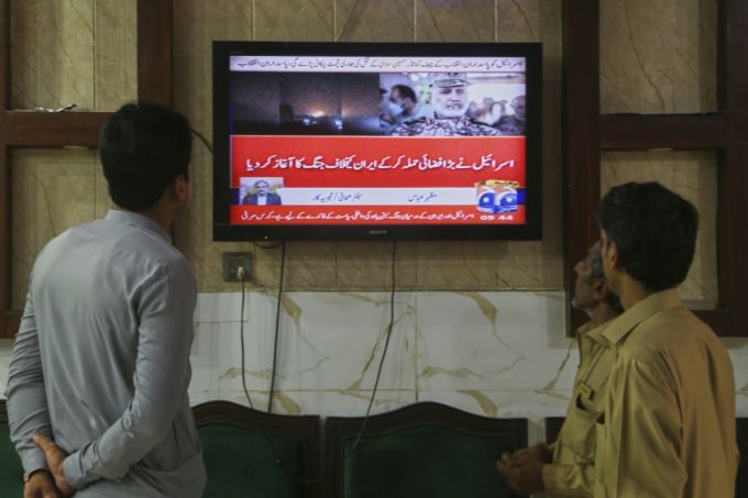 6월 13일(현지 시간) 파키스탄 페샤와르에서 시민들이 TV를 통해 이스라엘의 이란 공습 뉴스를 지켜보고 있다./AP=뉴시스