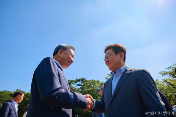 [서울=뉴시스] 이재명 대통령이 12일 청와대 상춘재에서 국빈방한 중인 또 럼 베트남 당서기장과 악수하고 있다. (사진=대통령실 제공) 2025.08.12. photo@newsis.com *재판매 및 DB 금지 /사진=