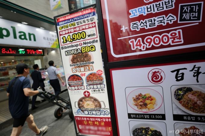 (서울=뉴스1) 오대일 기자 = 2일 서울 중구 명동거리의 한 식당에 음식 가격표가 붙어 있다. 통계청이 이날 발표한 '2025년 6월 소비자물가동향'에 따르면 지난달 소비자 물가는 1년 전 같은 달보다 2.2% 상승했다. 외식 물가(3.1%)와 가공식품(4.6%) 상승률이 전체 물가 상승을 견인했다. 2025.7.2/뉴스1  Copyright (C) 뉴스1. All rights reserved. 무단 전재 및 재배포,  AI학습 이용 금지. /사진=(서울=뉴스1) 오대일 기자