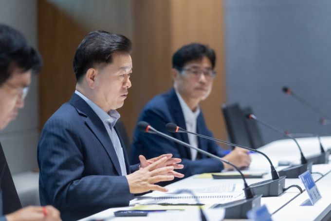 박승원 광명시장이 13일 광명시흥 3기 신도시 주민들 요구사항을 듣고 소통했다./사진제공=광명시