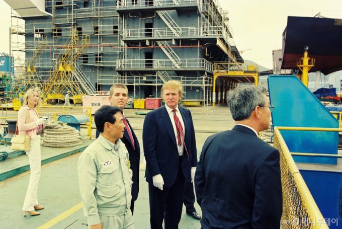 도널드 트럼프 미국 대통령 당선인이 1998년 6월 경남 거제 대우조선해양 옥포조선소를 방문.(작업복 입은 사람이 임문규 당시 생산담당 상무)