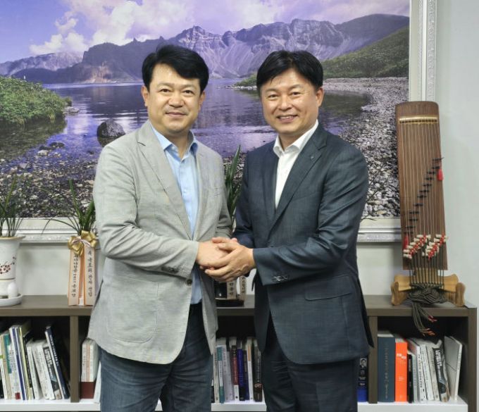 조용익 부천시장(오른쪽)이 지난 4일 국회 국토교통위원회 간사인 복기왕 의원을 만나 주거·도시개발·교통 등 지역 현안들을 건의했다./사진제공=부천시