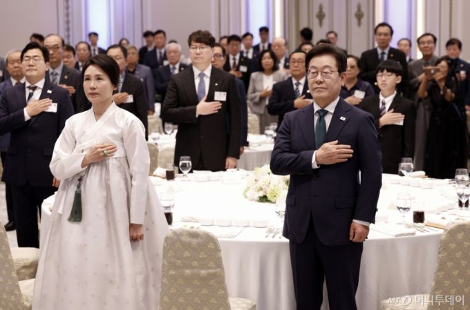 [서울=뉴시스] 최동준 기자 = 이재명 대통령과 김혜경 여사가 14일 청와대 영빈관에서 열린 '광복 80주년, 대통령의 초대' 행사에서 국민의례를 하고 있다. 2025.08.14. photocdj@newsis.com /사진=최동준