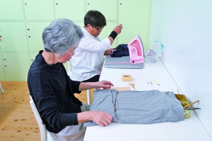 지난 7일 일본 도쿄에서 약 600㎞ 떨어진 오카야마현 나기초(奈義町)에 위치한 일자리 편의점에서 등록 회원들이 일감을 받아 일하고 있는 모습. 일자리 편의점은 말 그대로 편의점에서 물건을 사듯 간단하게 일자리를 찾을 수 있는 지역 커뮤니티다. 아이를 출산하고 경력이 단절된 주부들에게 단기간 업무를 제공하자는 취지로 2017년 4월 시작됐다고 한다. 나기초 지방정부나 개인이 일자리 편의점에 서류 작업, 농사일 지원 등을 의뢰하면 이를 원하는 이들에게 중개한다. / 사진=일본 나기초(奈義町) 사무소