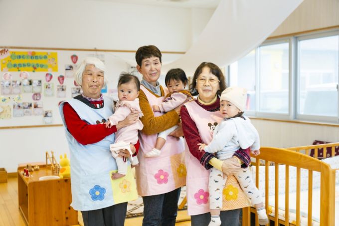 지난 7일 일본 도쿄에서 약 600㎞ 떨어진 오카야마현 나기초(奈義町)에 위치한 육아 지원시설인 '차일드홈'. 고령의 어르신과 선배 부모님들이 육아를 돕고 있다. / 사진=일본 나기초(奈義町) 사무소