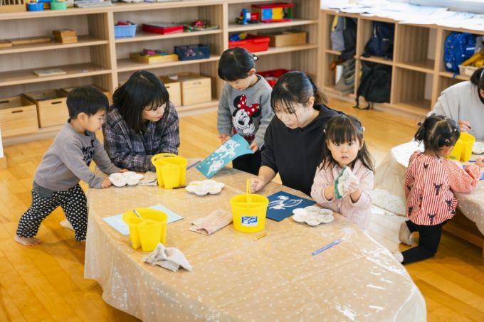 지난 7일 일본 도쿄에서 약 600㎞ 떨어진 오카야마현 나기초(奈義町)에 위치한 육아 지원시설인 '차일드홈'. 지역에서 아이를 키우는 부모라면 누구든 아이들을 맡길 수 있다. 이 시설에는 고령의 어르신과 선배 부모님들이 육아를 돕고 있다. / 사진=일본 나기초(奈義町) 사무소
