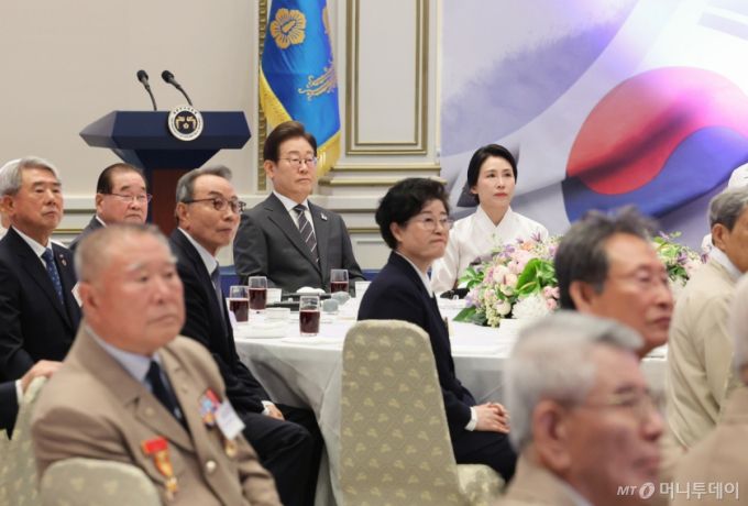 [서울=뉴시스] 최진석 기자 = 이재명 대통령과 부인 김혜경 여사가 27일 청와대 영빈관에서 열린 '호국보훈의 달, 대통령의 초대' 행사에 참석하고 있다. (대통령실통신사진기자단) 2025.06.27. myjs@newsis.com /사진=최진석