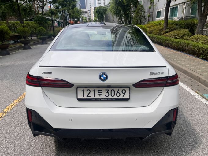 BMW 550e x Drive M 스포트 프로550e x Drive M 스포트 프로 뒷모습/사진= 임찬영 기자