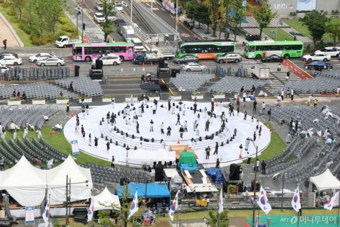 (서울=뉴스1) 임세영 기자 = 14일 오후 서울 광화문 광장에 설치된 '광복 80년, 국민주권으로 미래를 세우다' 국민대축제 무대에서 관계자들이 리허설을 하고 있다.  대통령실은 광복절 행사와 함께 진행되는 임명식에 약 1만 명의 국민을 초청할 예정이다. 광복절 당일 오후 7시 40분부터 8시 30분까지 광화문광장에서 식전 문화예술 공연이 이어지고 8시 30분부터 9시까지 30분간 '나의 대통령으로 임명한다'는 제목으로 이재명 대통령 임명식이 진행된다. 2025.8.14/뉴스1  Copyright (C) 뉴스1. All rights reserved. 무단 전재 및 재배포,  AI학습 이용 금지. /사진=(서울=뉴스1) 임세영 기자