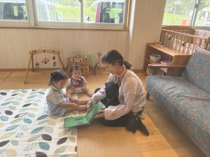지난 7일 일본 도쿄에서 약 600㎞ 떨어진 오카야마현 나기초(奈義町)에 위치한 육아 지원시설인 '차일드홈'. 지역에서 아이를 키우는 부모라면 누구든 아이들을 맡길 수 있다. 이날 딸 2명과 차일드홈에 방문한 다케모토 나오미씨는 "첫째 아이는 생후 3개월 때부터 이곳에서 신세를 졌다"며 "아이를 낳고 육아 걱정이 많았지만 같은 나이대의 엄마들과 만나 이야기를 나누며 자연스럽게 어려움을 극복할 수 있었다"고 말했다. / 사진=김인한 기자