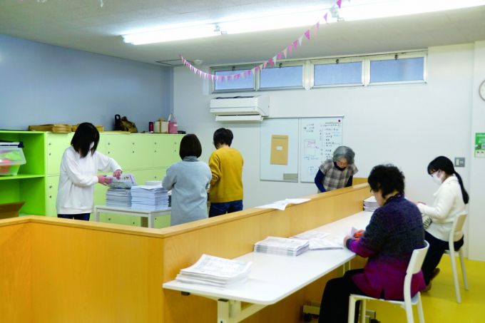 지난 7일 일본 도쿄에서 약 600㎞ 떨어진 오카야마현 나기초(奈義町)에 위치한 일자리 편의점. 일자리 편의점은 말 그대로 편의점에서 물건을 사듯 간단하게 일자리를 찾을 수 있는 지역 커뮤니티다. 아이를 출산하고 경력이 단절된 주부들에게 단기간 업무를 제공하자는 취지로 2017년 4월 시작됐다고 한다. 나기초 지방정부나 개인이 일자리 편의점에 서류 작업, 농사일 지원 등을 의뢰하면 이를 원하는 이들에게 중개한다. / 사진=일본 나기초(奈義町) 사무소