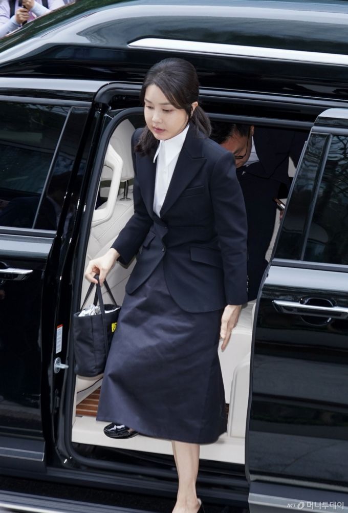 도이치모터스 주가조작 연루 의혹 등을 받는 김건희 여사가 6일 서울 종로구 김건희 특검팀(특별검사 민중기) 사무실에 피의자 신분으로 조사를 받기 위해 차량에서 내리고 있다. / 사진=뉴시스