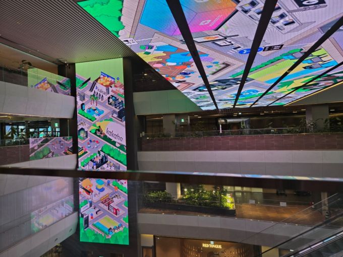 카카오 아지트에서 마주친 전광판 모습. 잠깐만 보고 있었도 눈이 아플 정도로 반짝인다. 2분기 카카오 광고 실적이 왜 잘 나왔는지 이해가 된다./사진=에스컬레이터를 타고 올라가는 이찬종 기자