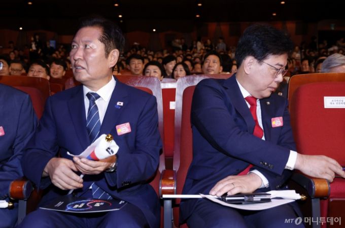 [서울=뉴시스] 최동준 기자 = 정청래 더불어민주당 대표와 송언석 국민의힘 비상대책위원장이 15일 서울 종로구 세종문화회관에서 열린 제80주년 광복절 경축식에 참석하고 있다. 2025.08.15. photocdj@newsis.com /사진=최동준